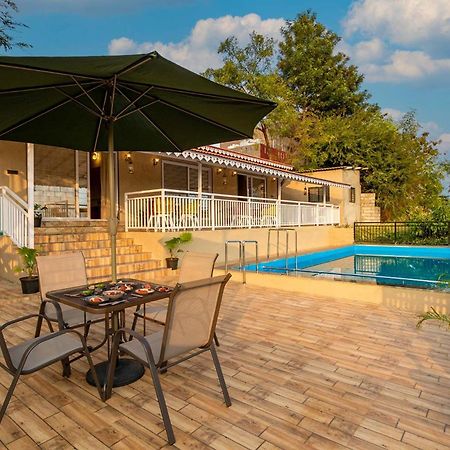 נאסיק Stayvista'S Harvest Haven - Pool-View Villa With Deck & Machan Near Sula מראה חיצוני תמונה